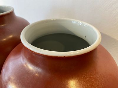 Een paar Chinese monochrome koraalrode vazen met houten deksels en sokkels, Republiek — foto 5