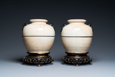 Een paar Chinese monochrome Nanking craquelé vazen op opengewerkte bronzen voeten, 19e eeuw