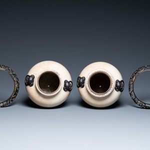 Een paar Chinese monochrome Nanking craquelé vazen op opengewerkte bronzen voeten, 19e eeuw — foto 5