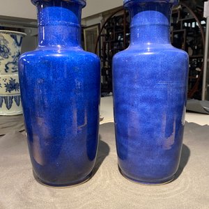 Een paar Chinese monochrome poederblauwe rouleau vazen, Kangxi — foto 11