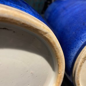 Een paar Chinese monochrome poederblauwe rouleau vazen, Kangxi — foto 14