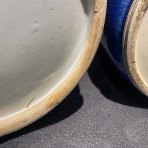 Een paar Chinese monochrome poederblauwe rouleau vazen, Kangxi — foto 15
