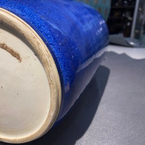 Een paar Chinese monochrome poederblauwe rouleau vazen, Kangxi — foto 18