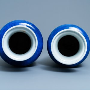 Een paar Chinese monochrome poederblauwe rouleau vazen, Kangxi — foto 5