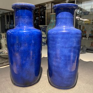 Een paar Chinese monochrome poederblauwe rouleau vazen, Kangxi — foto 9