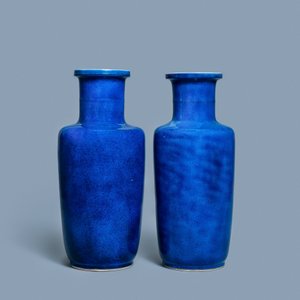 Een paar Chinese monochrome poederblauwe rouleau vazen, Kangxi — foto 2