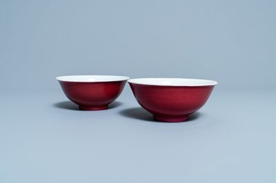 Een paar Chinese monochrome robijnrode kommen, Jiaqing merk en periode