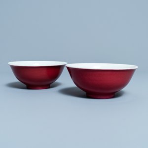 Een paar Chinese monochrome robijnrode kommen, Jiaqing merk en periode — foto 1