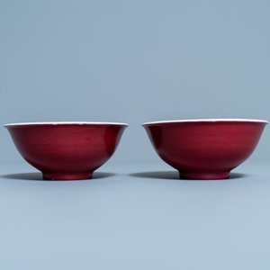 Een paar Chinese monochrome robijnrode kommen, Jiaqing merk en periode — foto 5