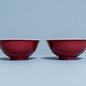 Een paar Chinese monochrome robijnrode kommen, Jiaqing merk en periode — foto 3
