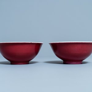 Een paar Chinese monochrome robijnrode kommen, Jiaqing merk en periode — foto 4