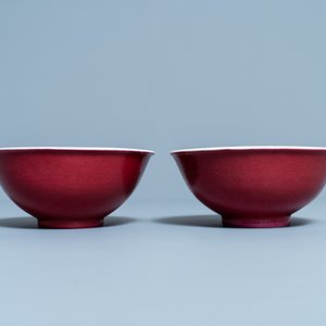 Een paar Chinese monochrome robijnrode kommen, Jiaqing merk en periode — foto 6