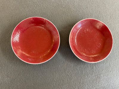 Een paar Chinese monochrome robijnrode schotels, Jiaqing merk en periode — foto 1
