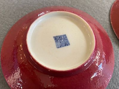 Een paar Chinese monochrome robijnrode schotels, Jiaqing merk en periode — foto 3