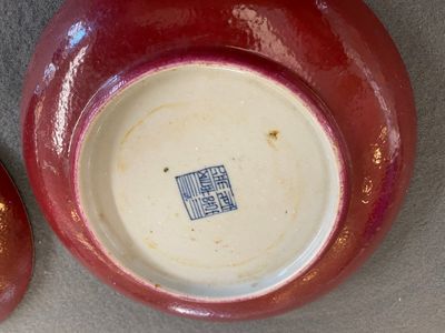 Een paar Chinese monochrome robijnrode schotels, Jiaqing merk en periode — foto 5