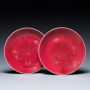 Een paar Chinese monochrome robijnrode schotels, Jiaqing merk en periode — foto 1
