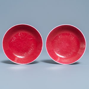 Een paar Chinese monochrome robijnrode schotels, Jiaqing merk en periode — foto 2
