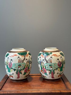 Een paar Chinese Nanking craquelé famille rose potten en een schotel, Chenghua merk, 19e eeuw — foto 1