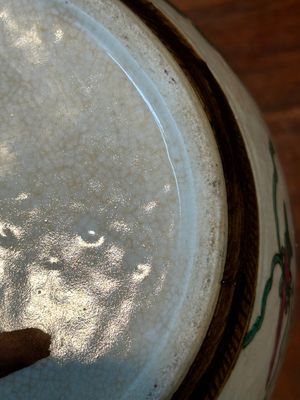 Een paar Chinese Nanking craquelé famille rose potten en een schotel, Chenghua merk, 19e eeuw — foto 13