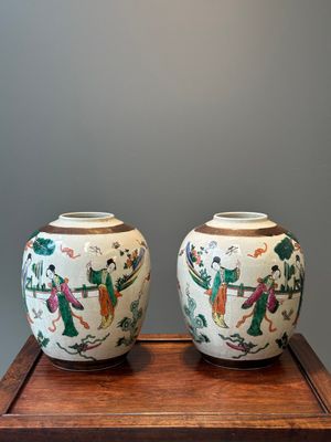 Een paar Chinese Nanking craquelé famille rose potten en een schotel, Chenghua merk, 19e eeuw — foto 2