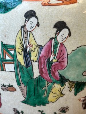 Een paar Chinese Nanking craquelé famille rose potten en een schotel, Chenghua merk, 19e eeuw — foto 6