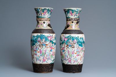 Een paar Chinese Nanking craquelé famille rose vazen, 19e eeuw