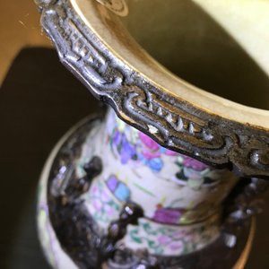 Een paar Chinese Nanking craquelé famille rose vazen met strijdersdecor, 19e eeuw — foto 18
