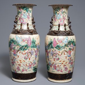 Een paar Chinese Nanking craquelé famille rose vazen met strijdersdecor, 19e eeuw — foto 3