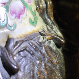 Een paar Chinese Nanking craquelé famille rose vazen met strijdersdecor, 19e eeuw — foto 7