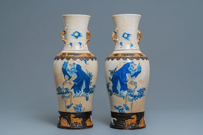 Een paar Chinese Nanking craquelé vazen met Li Tieguai, 19e eeuw