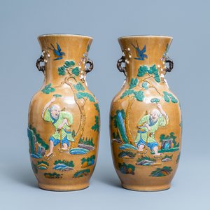 Een paar Chinese Nanking craquelé vazen met reliëfdecor van Li Tieguai, 19e eeuw — foto 1