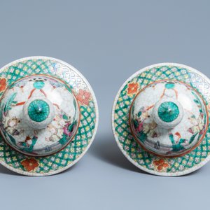 Een paar Chinese Nanking famille rose craquelé vazen met een hofscène, 19e eeuw — foto 7