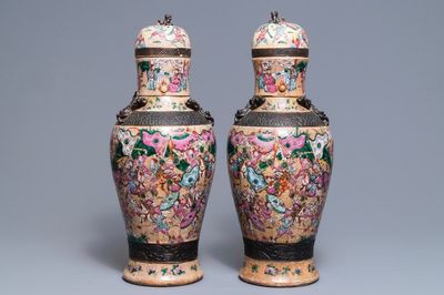 Een paar Chinese Nanking famille rose dekselvazen, 19e eeuw