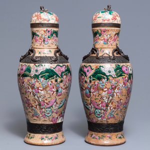 Een paar Chinese Nanking famille rose dekselvazen, 19e eeuw — foto 3