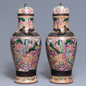 Een paar Chinese Nanking famille rose dekselvazen, 19e eeuw — foto 4