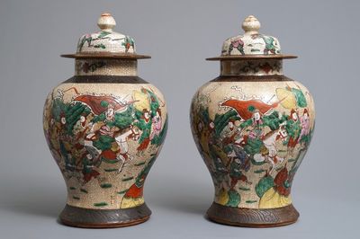 Een paar Chinese Nanking famille rose dekselvazen met strijders, 19/20e eeuw