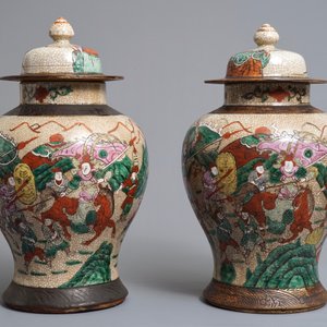 Een paar Chinese Nanking famille rose dekselvazen met strijders, 19/20e eeuw — foto 3