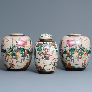 Een paar Chinese Nanking famille rose potten en een dekselpot, 19e eeuw — foto 1