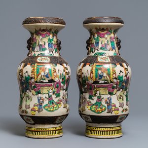 Een paar Chinese Nanking famille rose vazen, 19e eeuw — foto 1