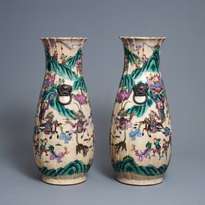 Een paar Chinese Nanking famille rose vazen met strijdersdecor, 19e eeuw — foto 2