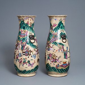 Een paar Chinese Nanking famille rose vazen met strijdersdecor, 19e eeuw — foto 5