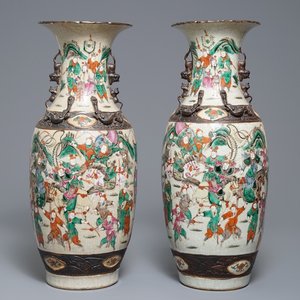 Een paar Chinese Nanking famille rose vazen met strijdersdecor, 19e eeuw — foto 1