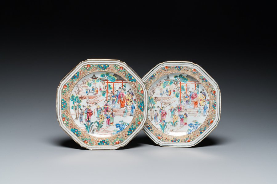 Een paar Chinese octagonale famille rose borden met mandarijns decor, Qianlong — foto 1