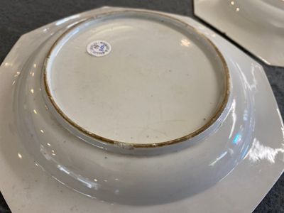 Een paar Chinese octagonale famille rose borden met robijnrode fondkleur, Yongzheng — foto 4
