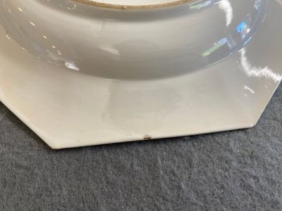 Een paar Chinese octagonale famille rose borden met robijnrode fondkleur, Yongzheng — foto 6