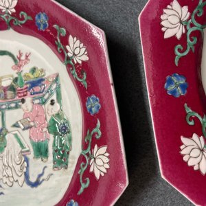Een paar Chinese octagonale famille rose borden met robijnrode rand, Yongzheng — foto 12