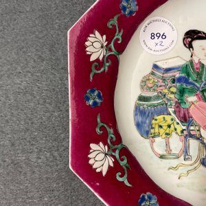 Een paar Chinese octagonale famille rose borden met robijnrode rand, Yongzheng — foto 14