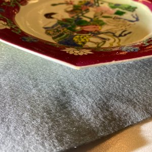Een paar Chinese octagonale famille rose borden met robijnrode rand, Yongzheng — foto 3