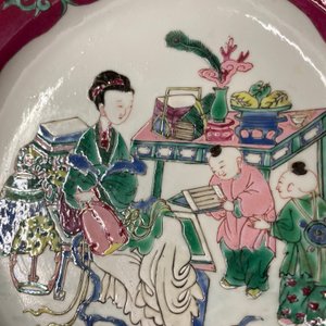 Een paar Chinese octagonale famille rose borden met robijnrode rand, Yongzheng — foto 5
