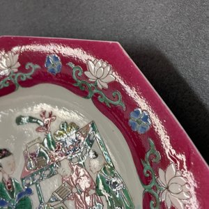 Een paar Chinese octagonale famille rose borden met robijnrode rand, Yongzheng — foto 6
